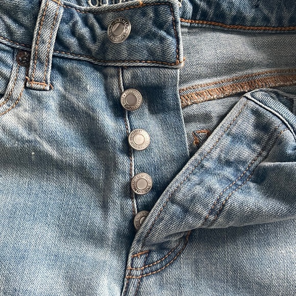 NWOT AMERICAN EAGLE Vintage hi-rise Light-wash Distressed Jeans (STRETCH) - Picture 9 of 10